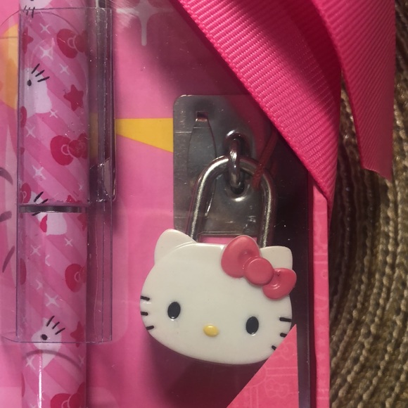 Hello Kitty Diary with Pen & Lock - Picture 3 of 5